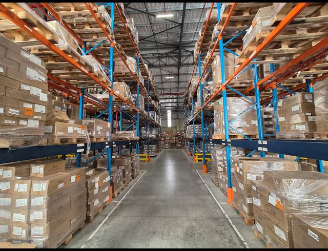 3,500M² WAREHOUSE TO LET IN LONGLAKE